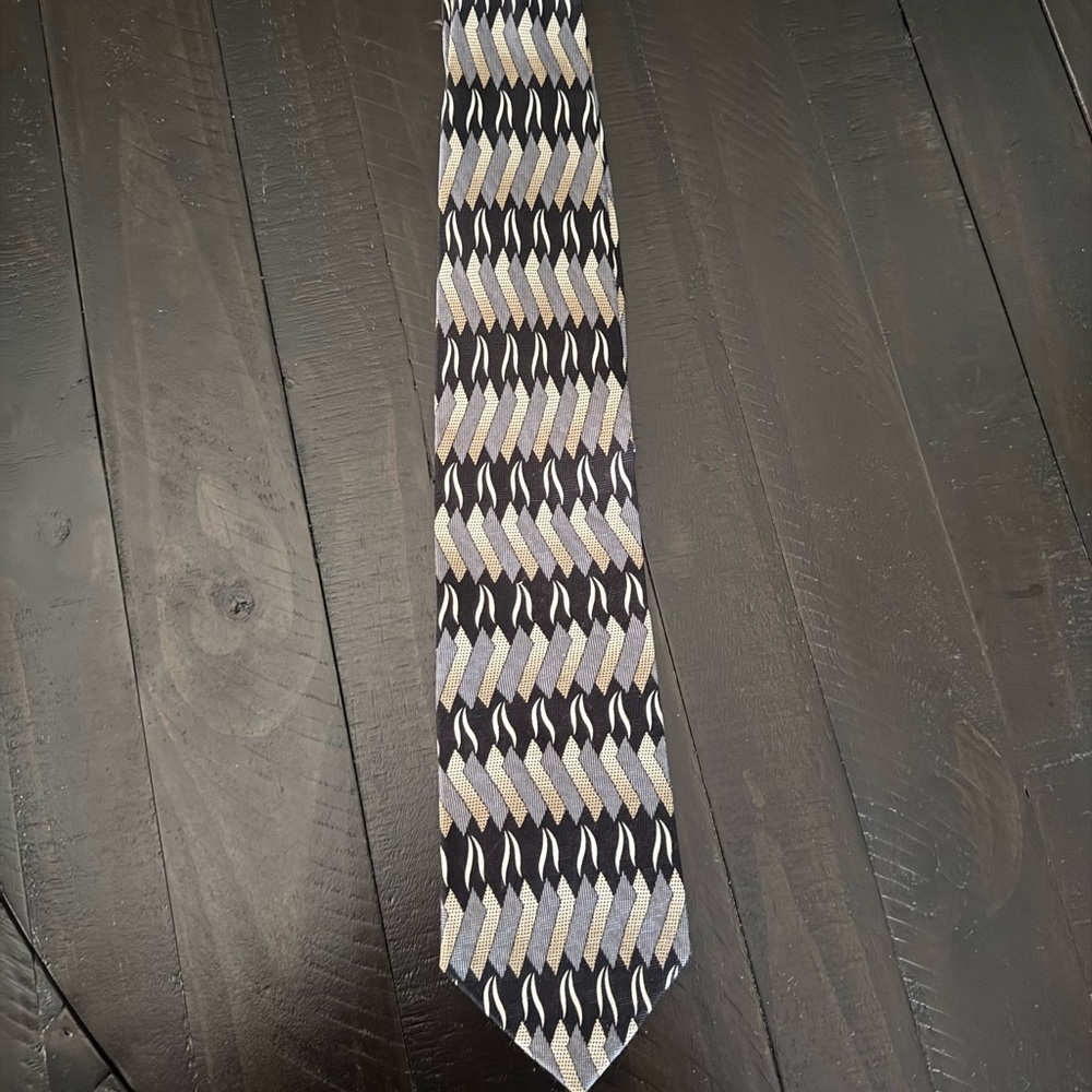 Elegant Chevron Tie - Black and Gold